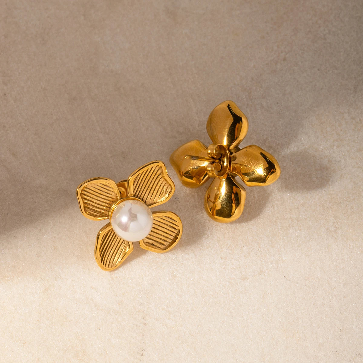 Aeterna Flos: Boucles d'Oreilles en Acier Inoxydable Texturé et Perles